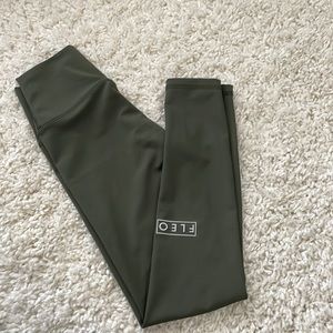 NWOT Fleo leggings